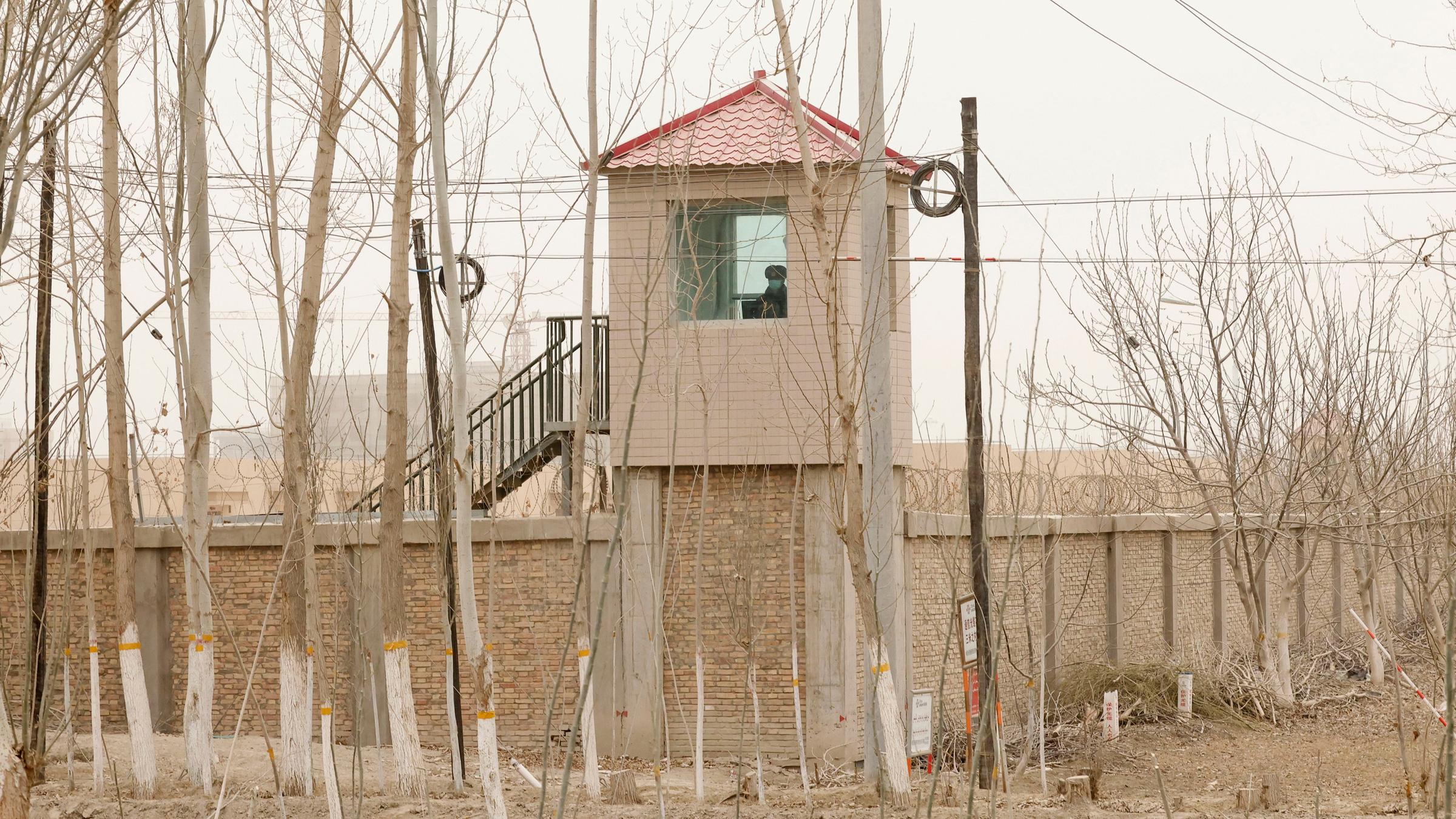 Eine Sicherheitsperson in einem Wachtturm in einem Umerziehungslager im Nordwesten Chinas, Xinjiang. 