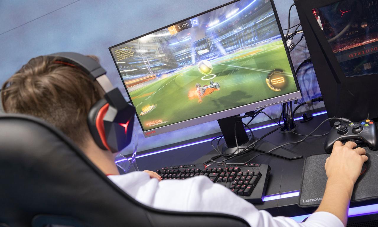 Junge Besucher spielen am 01.09.2017 in Berlin bei der internationalen Funkausstellung Junge Besucher spielen am 01.09.2017 in Berlin bei der internationalen Funkausstellung