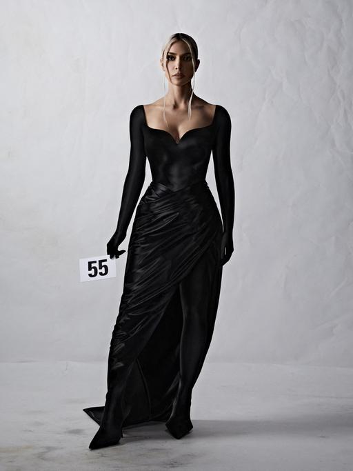 Eine Frau in schwarzem Kleid.