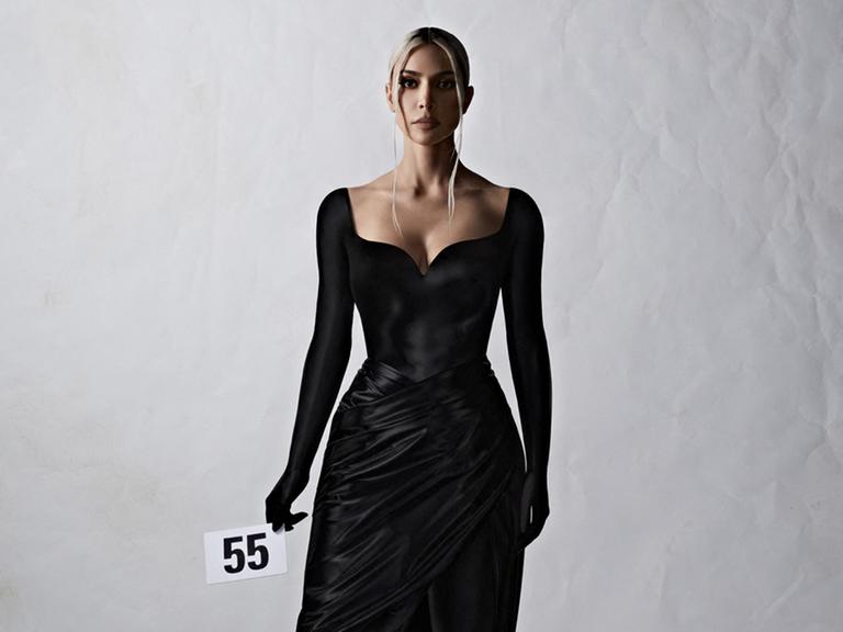 Eine Frau in schwarzem Kleid.