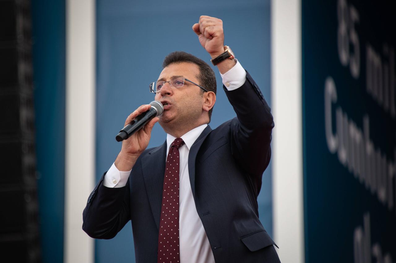 Der türkische Oppositionspolitiker und Bürgermeister von Istanbul, Ekrem Imamoglu, steht auf einer Bühne und spricht zu den Teilnehmern einer Wahlkampfveranstaltung in Istanbul