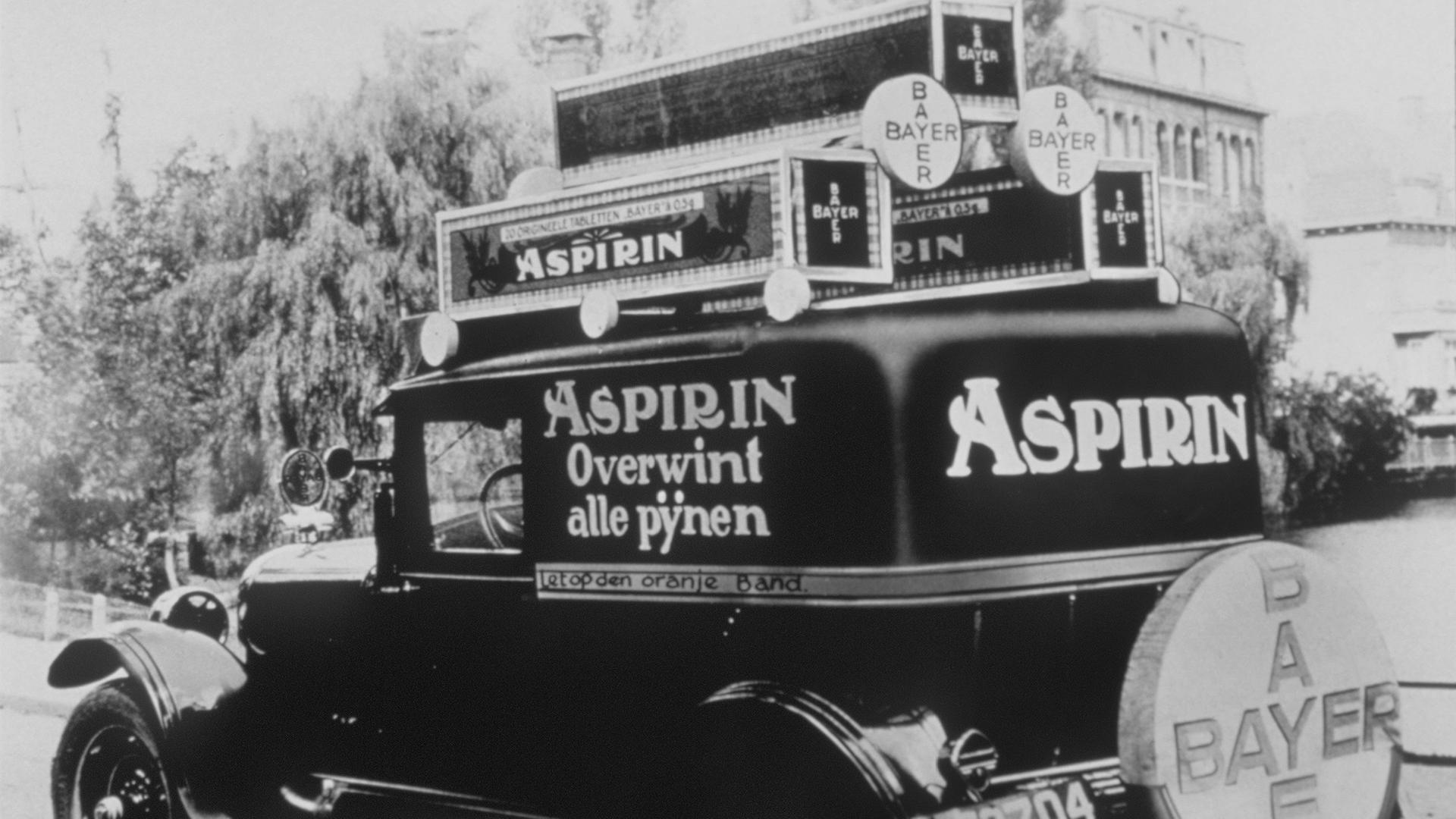 Ein niederländisches Fahrzeug wirbt 1928 für das Kopfschmerzmittel Aspirin, dessen Wirkstoff ASS,  der Chemiker Felix Hoffmann 1897 entdeckt hatte