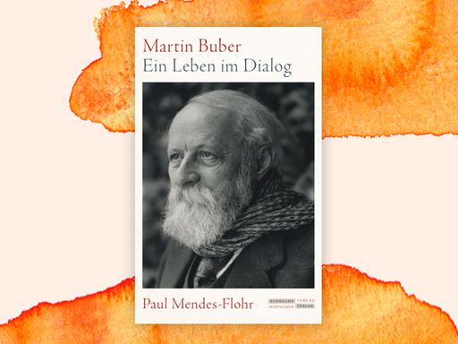 Das Cover des Sachbuchs von Paul Mendes-Flohr, "Martin Buber. Ein Leben im Dialog" auf orange-weißem Hintergrund. Es zeigt einen alten Mann mit schütterem, längerem, weißem Haar und einem kräftigen Vollbart im Halbprofil. Er trägt Sakko, darunter eine Weste und hat ein Tuch um den Hals geschlungen. Das Buch ist auf der Sachbuchbestenliste von Deutschlandfunk Kultur, ZDF und "Zeit".
