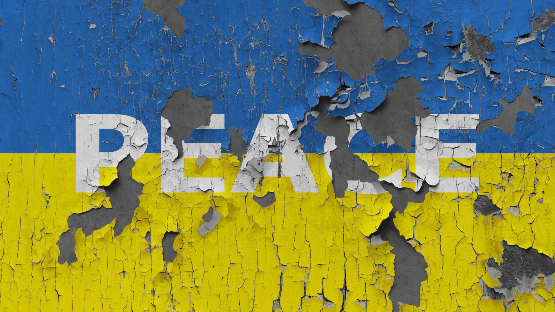 Illustration: Abgeblätterte "Peace" Schrift auf einer Wand in der Ukraine, 2022.