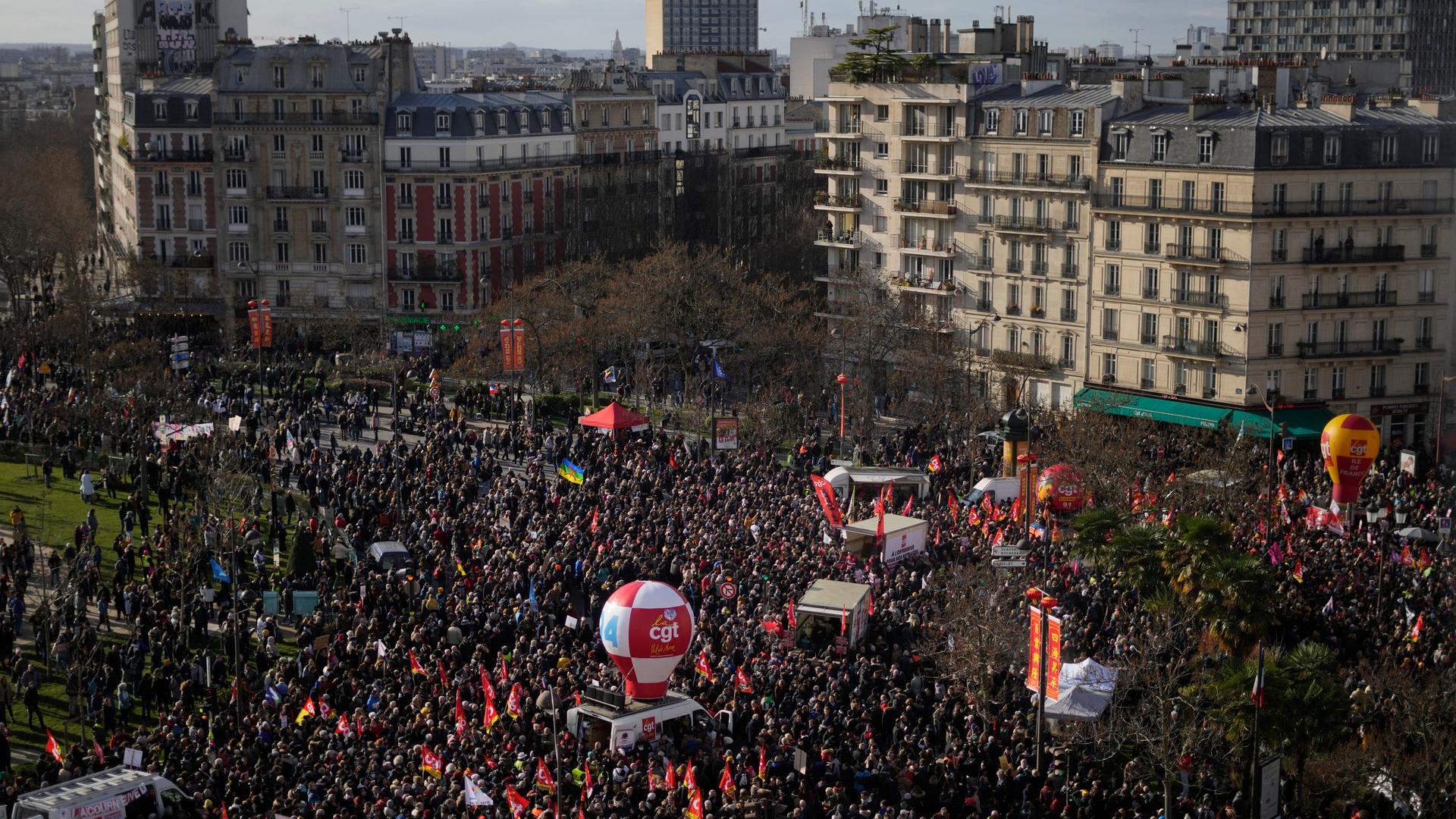 Paris: Menschen versammeln sich während einer Demonstration. 