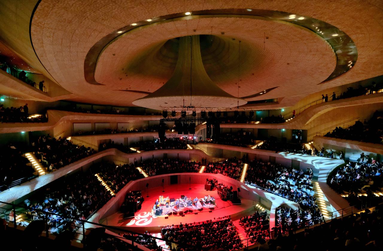 Konzert der amerikanischen Band Wilco im Grossen Saal des Konzerthauses Elbphilharmonie im Hamburger Hafen, 2019. Konzert der amerikanischen Band Wilco im Grossen Saal des Konzerthauses Elbphilharmonie im Hamburger Hafen, 2019.