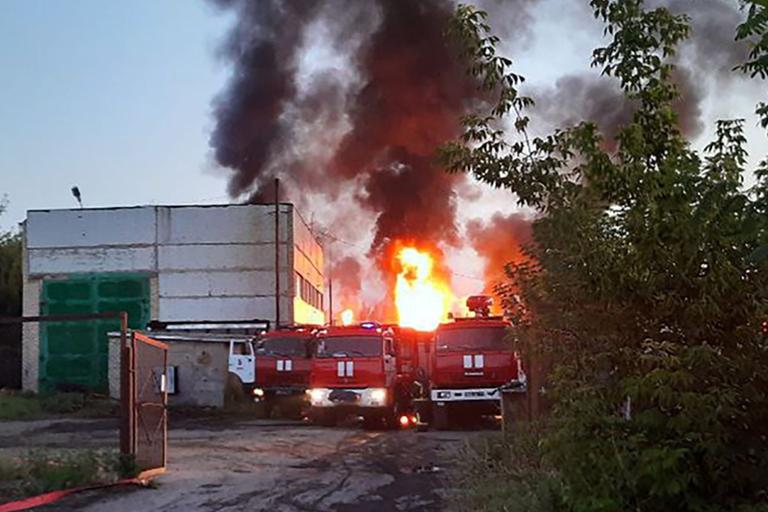Feuerwehrwagen stehen an einem Öllager in der Region Donezk in der Ukraine, das nach einem russischen Angriff in Brand geraten ist. Feuerwehrwagen stehen an einem Öllager in der Region Donezk in der Ukraine, das nach einem russischen Angriff in Brand geraten ist.