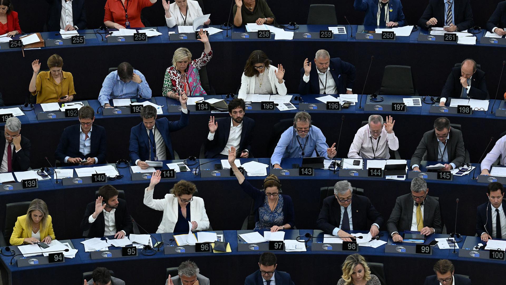 Viele der Mitglieder des Europa-Parlaments heben die Hände zur Abstimmung.