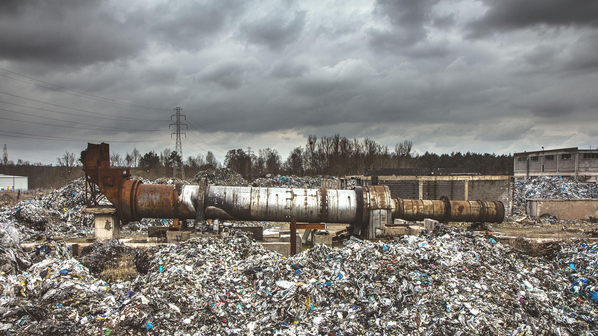 Blick über eine illegale Mülldeponie mit Plastikmüll.