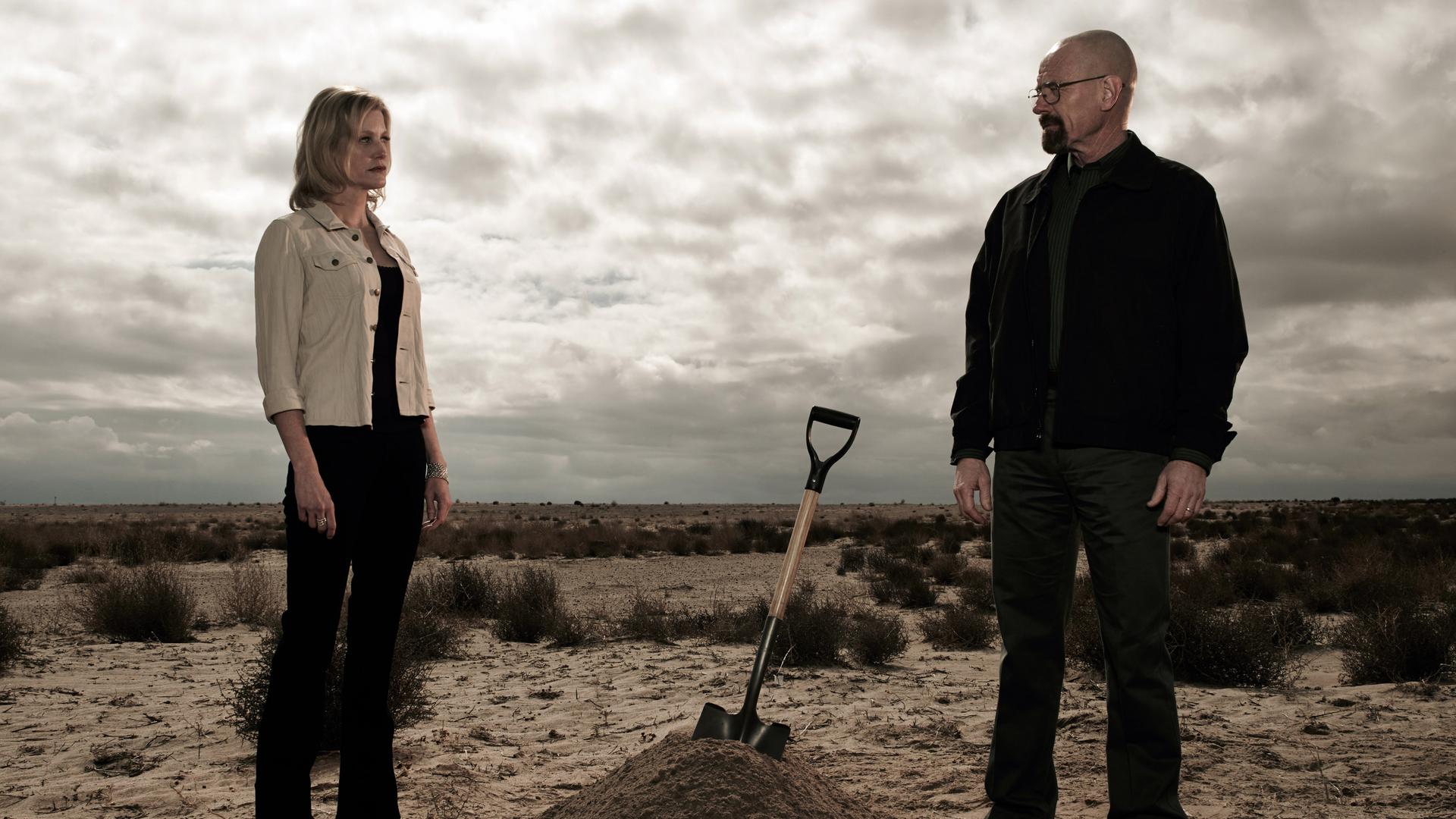 Walter White (Bryan Cranston) vergräbt mitten im Nirgendwo ein Geheimnis. Walter White (Bryan Cranston) vergräbt mitten im Nirgendwo ein Geheimnis.