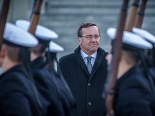 Verteidigungsminister Boris Pistorius (SPD) wird bei der Amtsübergabe mit militärischen Ehren empfangen