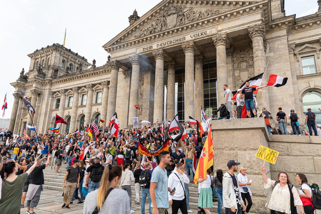 Eine große Menschenmenge sammelte sich 2020 zu einer Demonstration gegen Corona-Maßnahmen vor dem Reichstagsgebäude. Eine große Menschenmenge sammelte sich 2020 zu einer Demonstration gegen Corona-Maßnahmen vor dem Reichstagsgebäude.