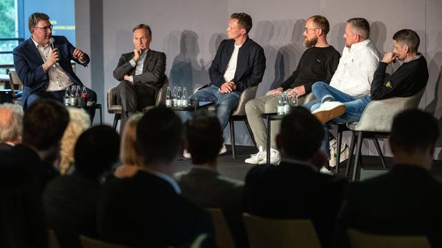 Hans-Joachim Watzke (2.v.l.), Geschäftsführer von Borussia Dortmund und DFL-Aufsichtsratschef sowie Axel Hellmann (l.), Vorstandssprecher von Eintracht Frankfurt und DFL-Interimsgeschäftsführer bei der Podiumsdiskussion.