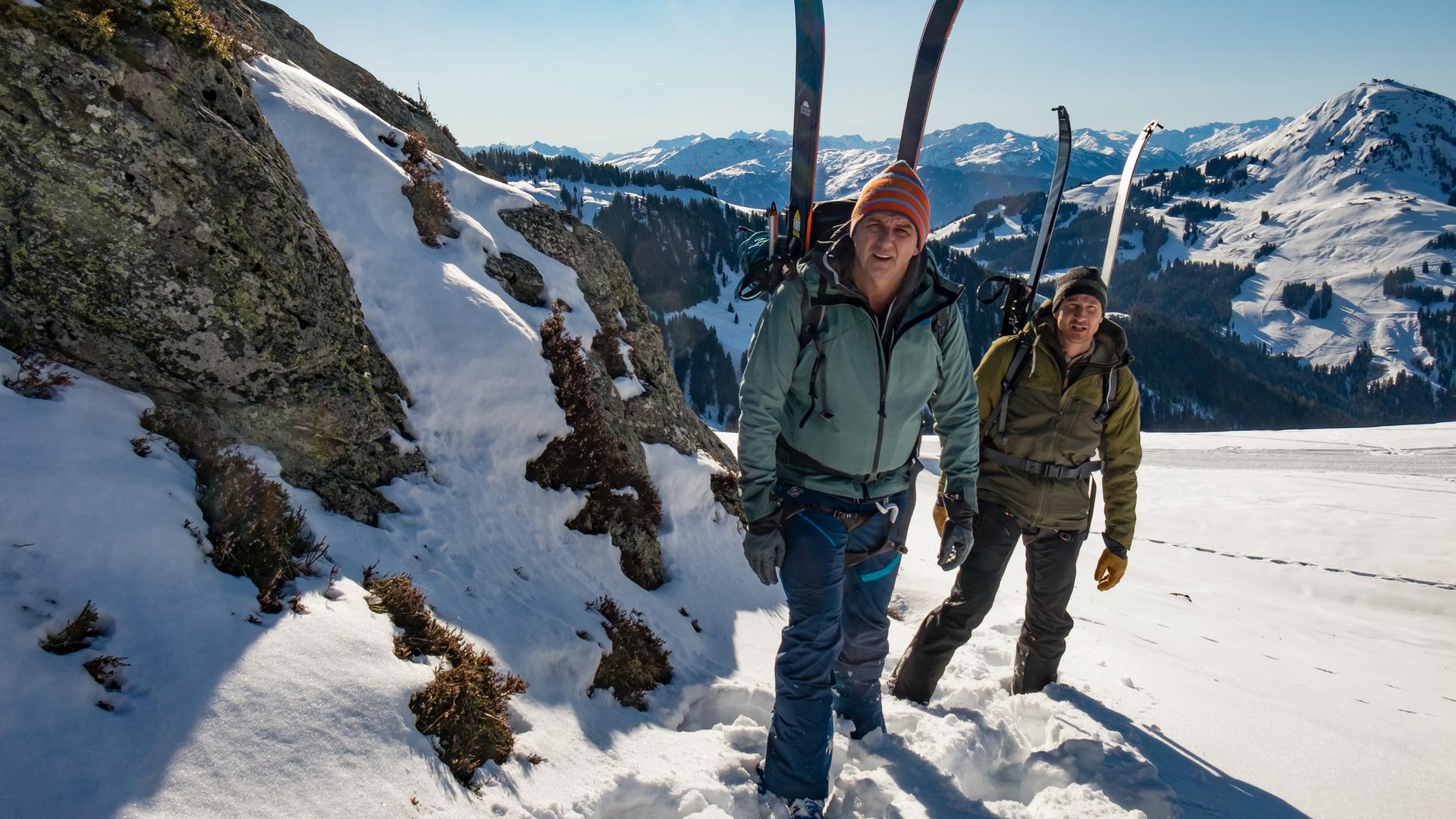 Szenenfoto aus der ZDF-Serie "Der Bergdoktor" mit zwei Hauptdarstellern bei einer Bergtour im Winter. Szenenfoto aus der ZDF-Serie "Der Bergdoktor" mit zwei Hauptdarstellern bei einer Bergtour im Winter.