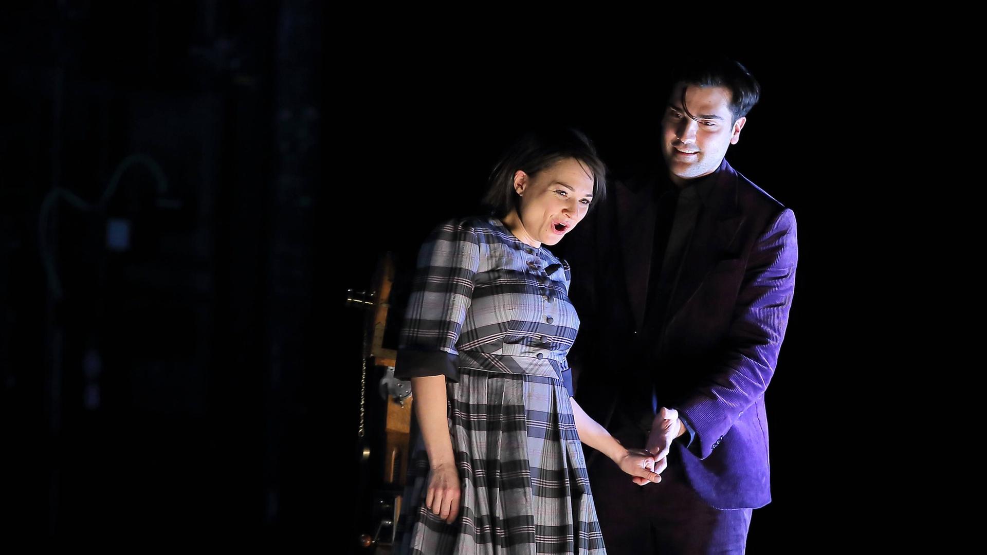 Nadja Mchantaf (als Mimi) und Jonathan Tetelman (als Rodolfo) während der Fotoprobe zu La Boheme in der Komischen Oper Berlin, 23. Januar 2019. Nadja Mchantaf (als Mimi) und Jonathan Tetelman (als Rodolfo) während der Fotoprobe zu La Boheme in der Komischen Oper Berlin, 23. Januar 2019.
