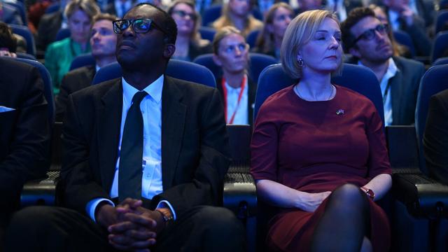 Der britische Finanzminister Kwasi Kwarteng und die britische Premierministerin Liz Truss sitzen auf einer Veranstaltung nebeneinander.