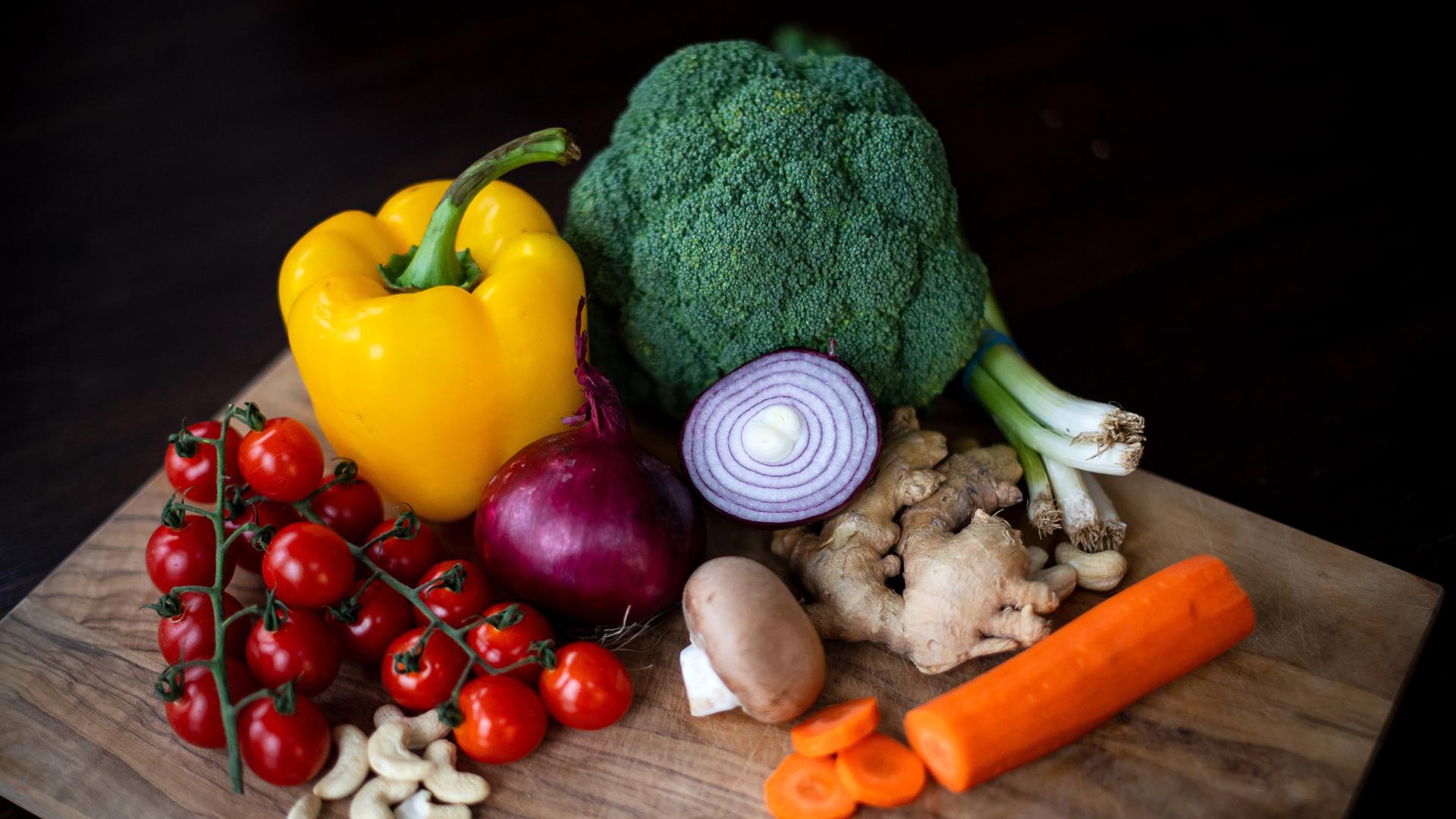 Zutaten für ein veganes Gericht liegen auf einem Brett. Zutaten für ein veganes Gericht liegen auf einem Brett.