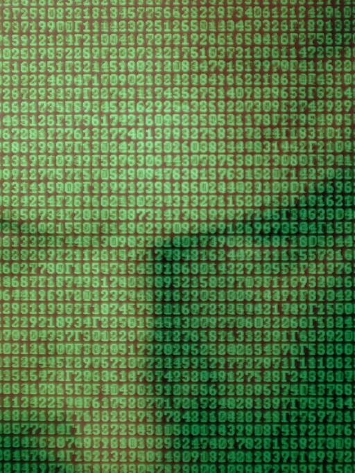Der gesenkte Kopf eines Mannes hinter einer Binärcode-Wand. 