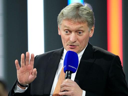 Der russische Kreml-Sprecher Dmitry Peskow spricht in ein Mikrofon.