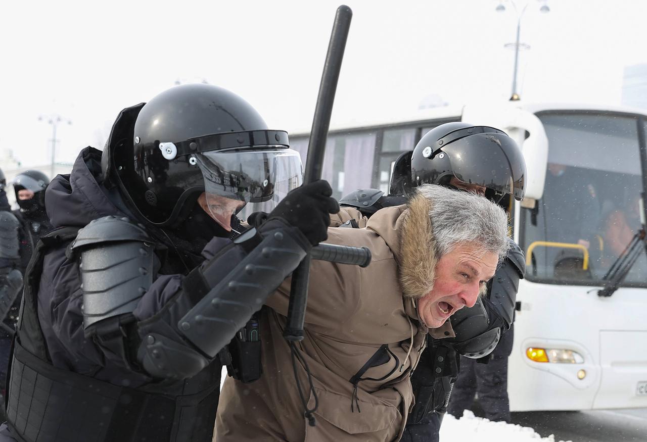 Russische Sicherheitskräfte mit vermummten Gesichtern nehmen einen Mann in Jekaterinburg fest. 