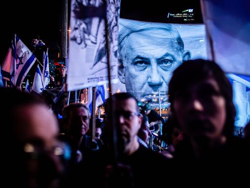 Demonstrierende in Tel Aviv protestieren gegen die Pläne der Regierung von Benjamin Netanjahu.