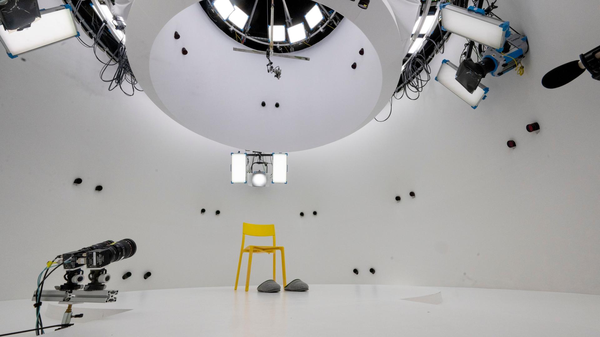 Ein leerer Stuhl steht in der Lichtrotunde im volumetrischen Studio des Unternehmens Volucap GmbH im Filmpark Babelsberg vor Beginn von Dreharbeiten.