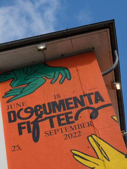 Der Schriftzug "documenta fifteen" und das Logo vom indonesischen Kurato­renkollektiv Ruangrupa prangt an der Fassade eines ehemaligen Sportgeschäftes in der Kasseler Innenstadt.