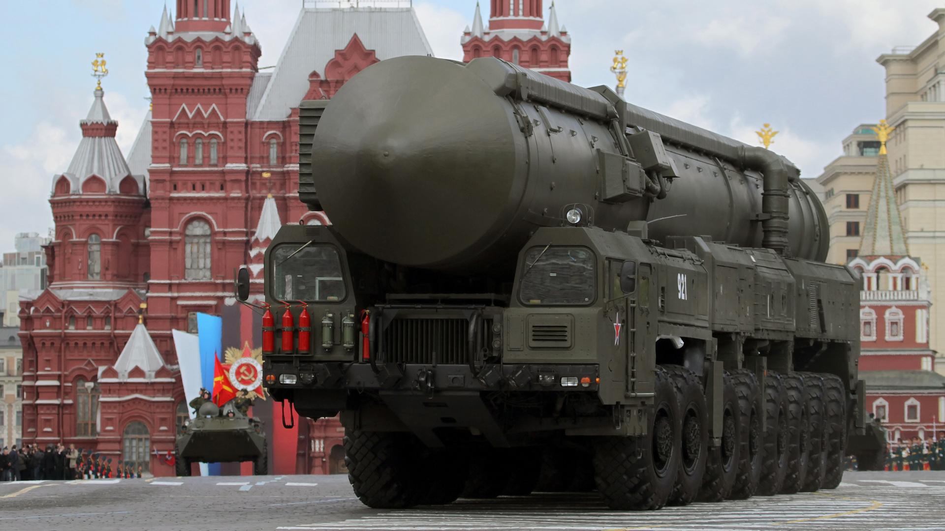 Eine strategische russische Atomrakete vom Typ Topol-M bei einer Militärparade zum Tag des Sieges. Eine strategische russische Atomrakete vom Typ Topol-M bei einer Militärparade zum Tag des Sieges.