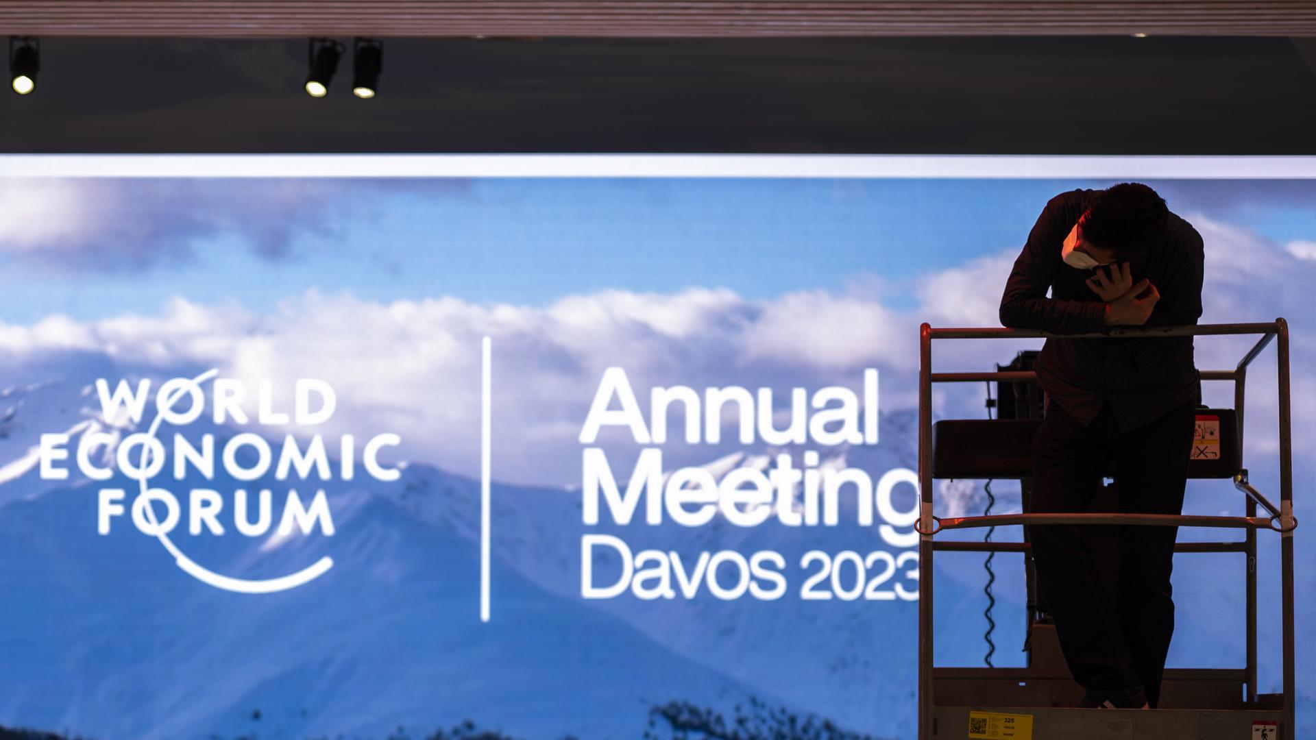 Ein Arbeiter nimmt beim Weltwirtschaftsforum in Davos die letzten Vorbereitungen vor. 