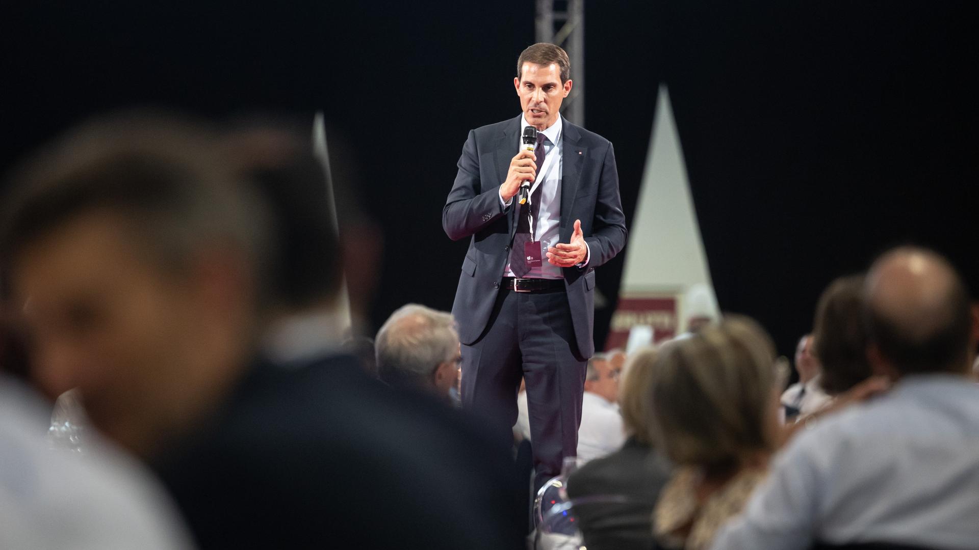 FDP-Parteipräsident Thierry Burkart spricht bei den Feierlichkeiten zu Ehren des Bundespräsidenten der Schweizerischen Eidgenossenschaft 2022, Ignazio Cassis, in Lugano. FDP-Parteipräsident Thierry Burkart spricht bei den Feierlichkeiten zu Ehren des Bundespräsidenten der Schweizerischen Eidgenossenschaft 2022, Ignazio Cassis, in Lugano.