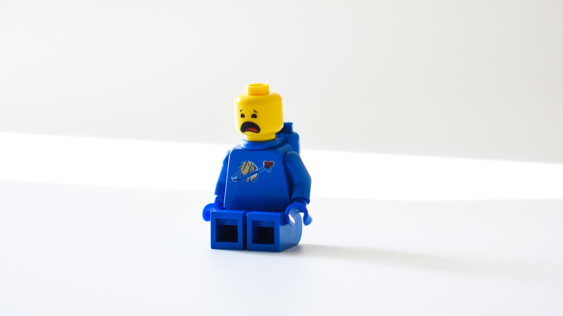 Ein Lego Männchen mit jammerndem Gesichtsausdruck.