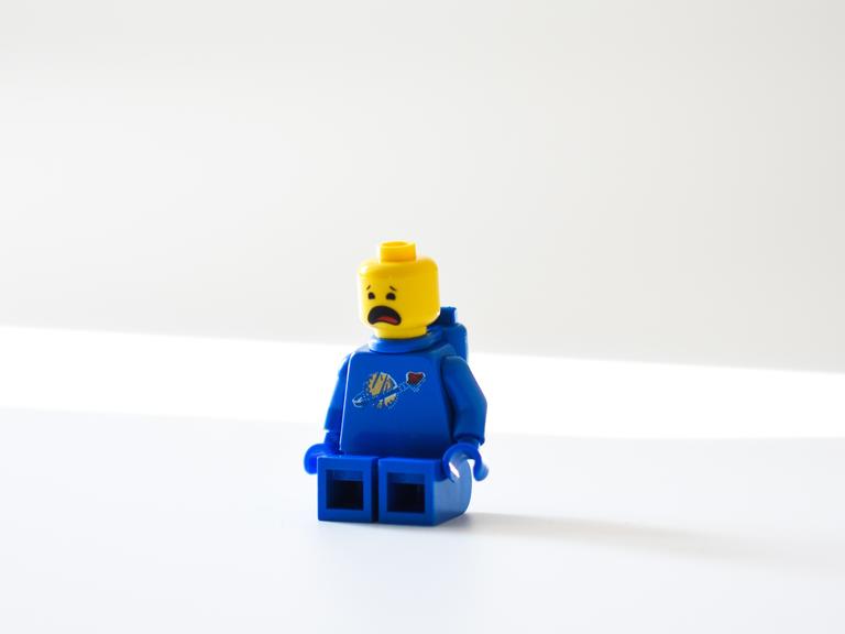 Ein Lego Männchen mit jammerndem Gesichtsausdruck.