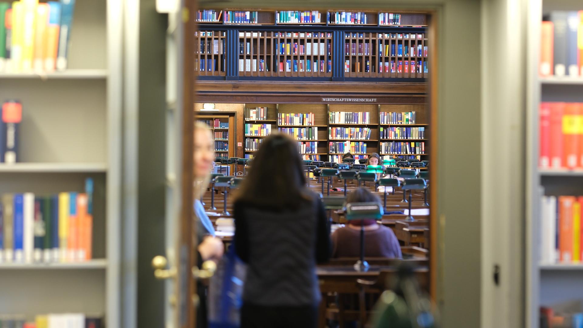 Blick in den Lesesaal der Deutschen Nationalbibliothek. Blick in den Lesesaal der Deutschen Nationalbibliothek.