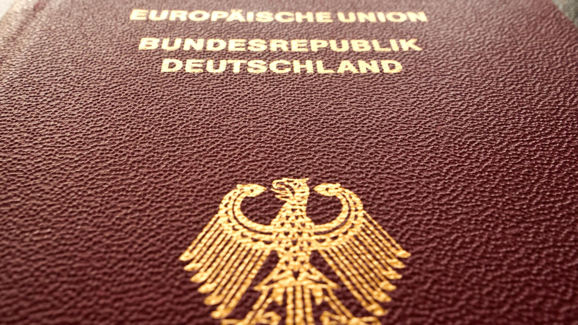 Die Frontseite eines Reisepasses der Bundesrepublik Deutschland. Die Frontseite eines Reisepasses der Bundesrepublik Deutschland.