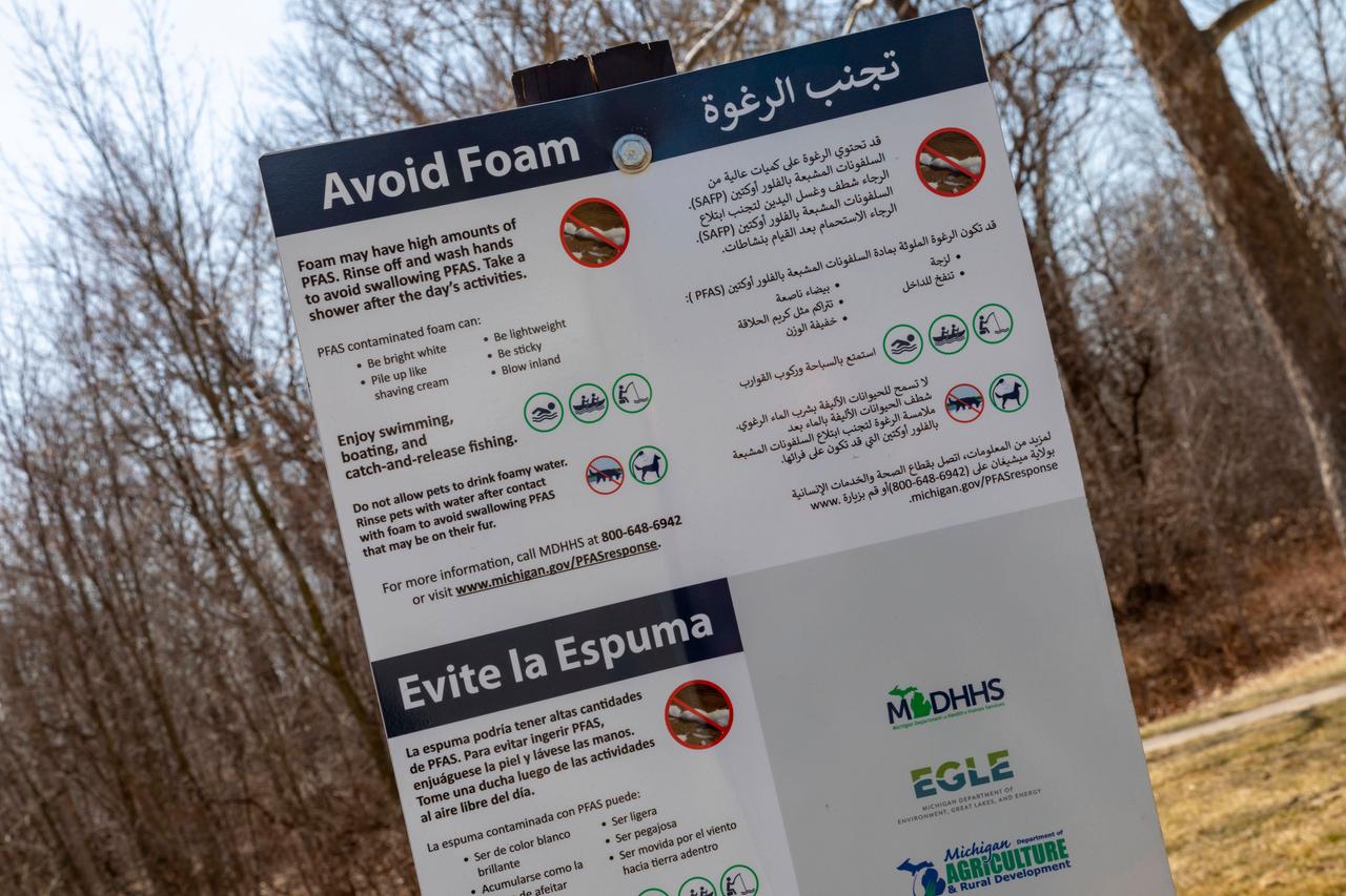 Belleville, Michigan (USA) Ein Schild nahe beim Huron-Fluss im Lower Huron Metropark warnt vor dem Kontakt mit PFAS-kontaminiertem Schaum Belleville, Michigan (USA) Ein Schild nahe beim Huron-Fluss im Lower Huron Metropark warnt vor dem Kontakt mit PFAS-kontaminiertem Schaum