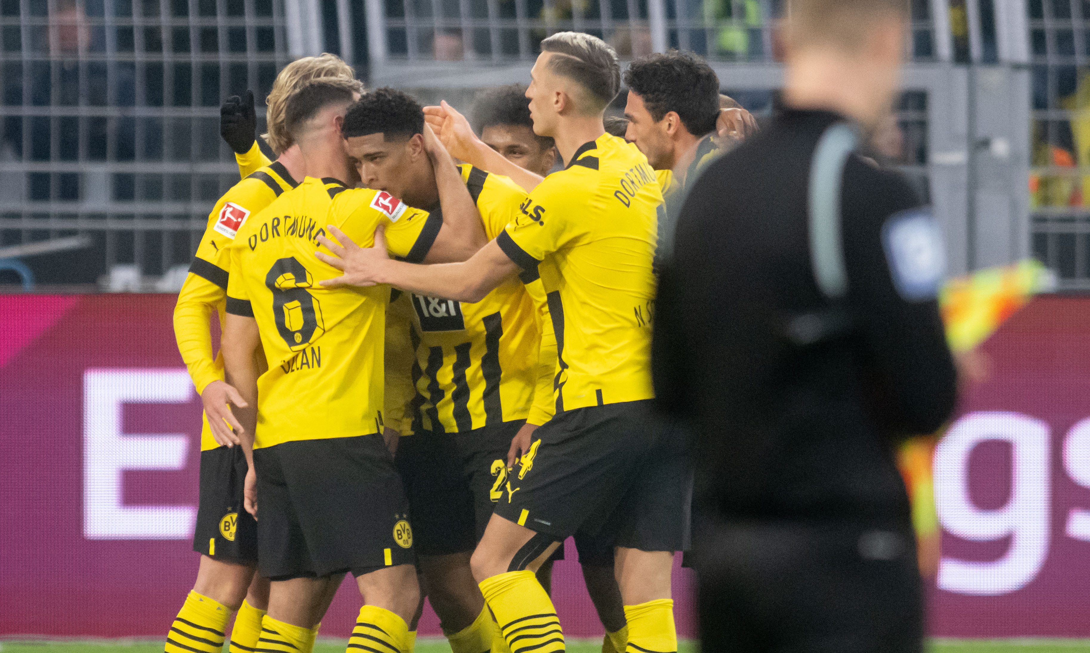 Fußball-Bundesliga - Dortmund besiegt Augsburg in torreicher Partie