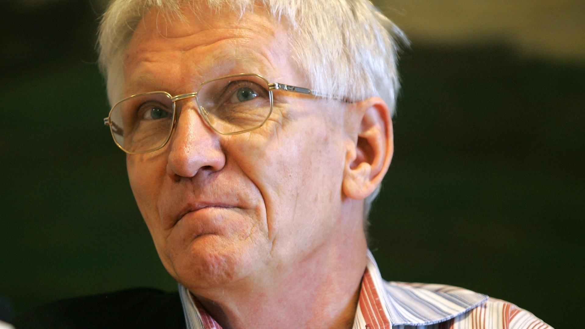 Der Osteuropa-Historiker Wolfgang Eichwede blickt nachdenklich zur Seite. Der Osteuropa-Historiker Wolfgang Eichwede blickt nachdenklich zur Seite.