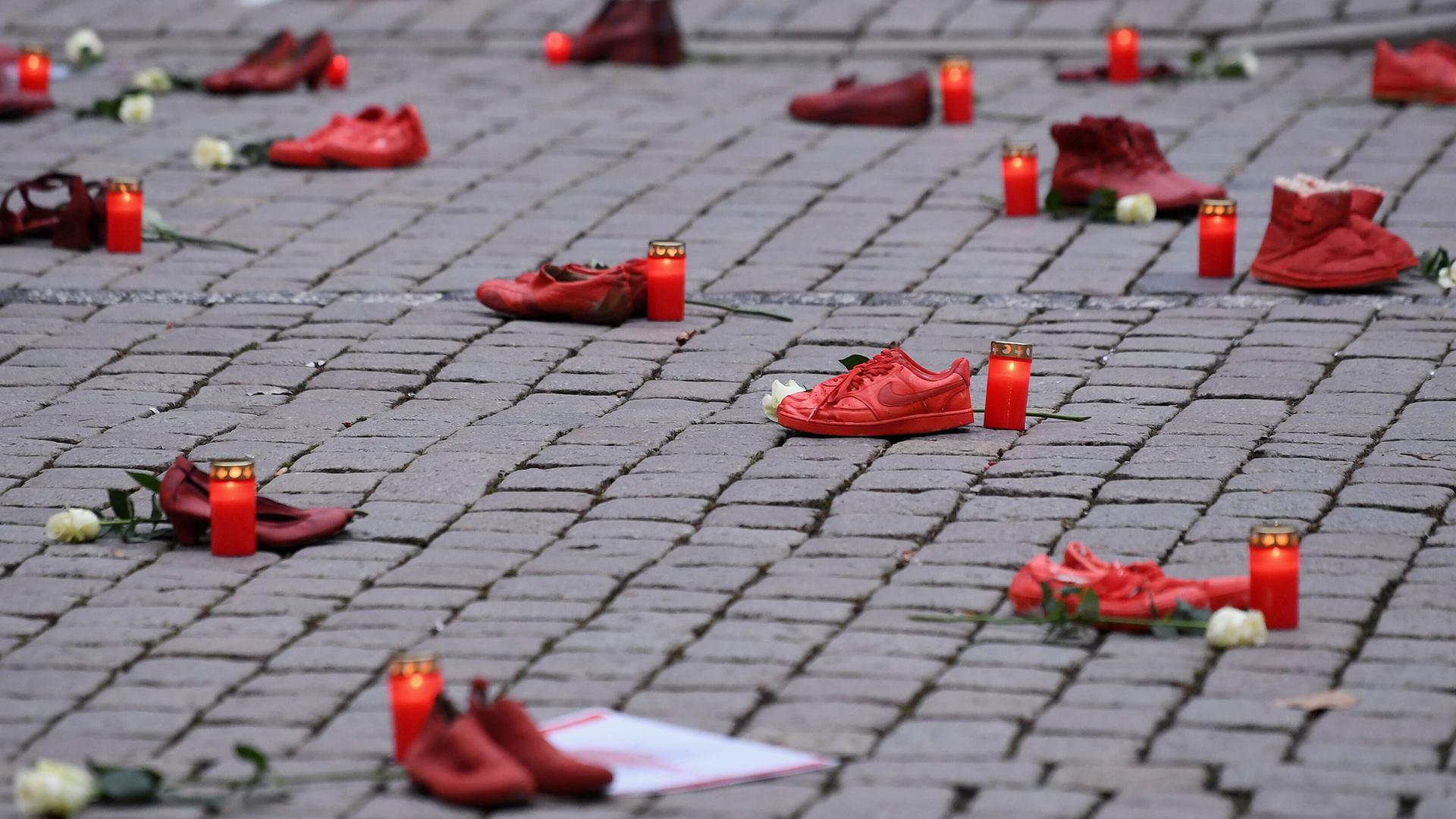 Auf dem Markptplatz in Tübingen wurden aus Protest gegen Femizide rote Schuhe verteilt. 