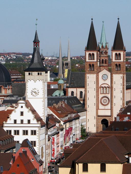 St.-Kilian-Dom mit Turm des Rathauses in Würzburg.