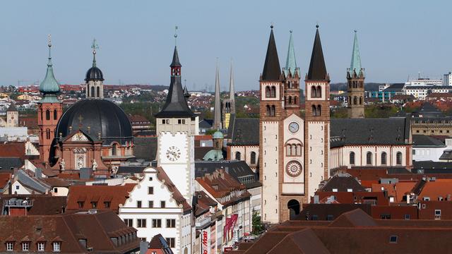 St.-Kilian-Dom mit Turm des Rathauses in Würzburg. St.-Kilian-Dom mit Turm des Rathauses in Würzburg.