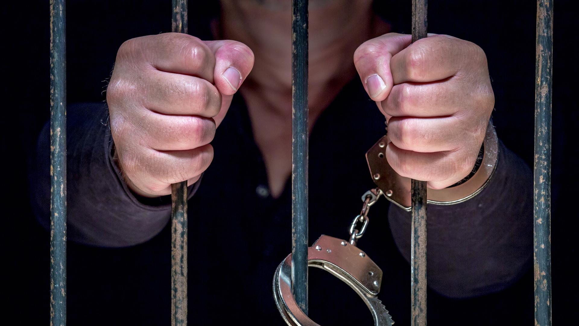 Van Dusen sitzt in einer Todeszelle in San Francisco, und diesmal gibt es kein Entkommen. Zu sehen: Eine Gefängniszelle. Ein Mann hält die Hände an das Gitter Van Dusen sitzt in einer Todeszelle in San Francisco, und diesmal gibt es kein Entkommen. Zu sehen: Eine Gefängniszelle. Ein Mann hält die Hände an das Gitter