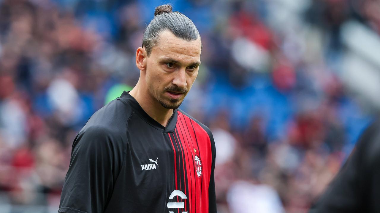 Der Fußballer Zlatan Ibrahimovic im Trikot des AC Mailand schaut auf den Boden.