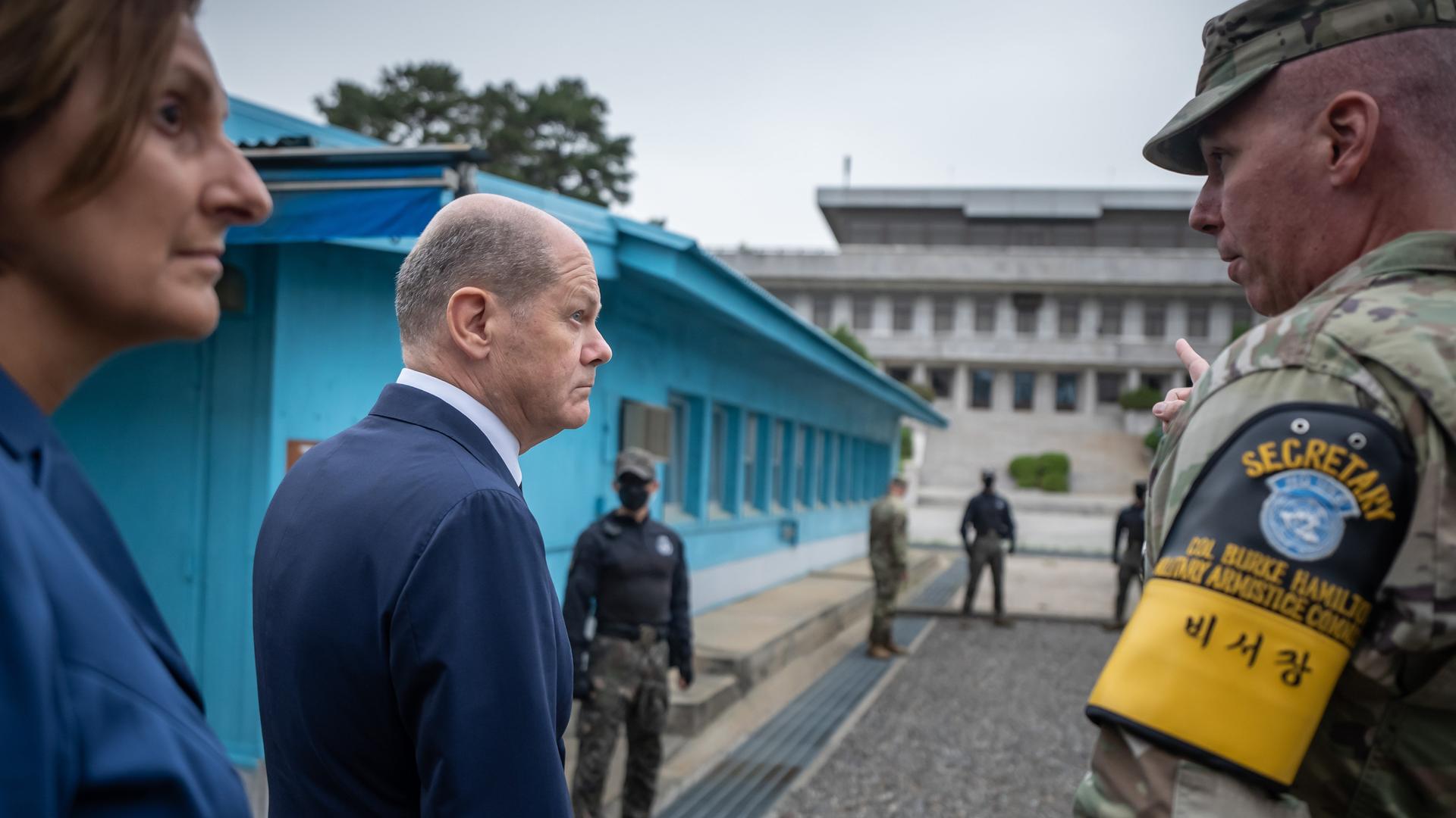Bundeskanzler Olaf Scholz (SPD), und seine Frau Britta Ernst sprechen mit Burke Hamilton, kommandierender Offizier der Waffenstillstandskommission beim Besuch der entmilitarisierten Zone an der Grenze zu Nordkorea. Bundeskanzler Olaf Scholz (SPD), und seine Frau Britta Ernst sprechen mit Burke Hamilton, kommandierender Offizier der Waffenstillstandskommission beim Besuch der entmilitarisierten Zone an der Grenze zu Nordkorea.