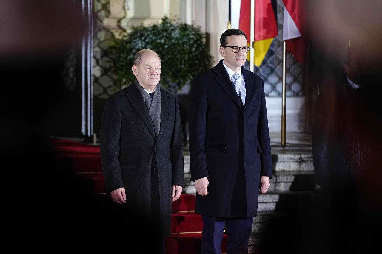 Bundeskanzler Scholz und Polens Regierungschef Morawiecki vor den Flaggen der beiden Ländern auf einem roten Teppich. Bundeskanzler Scholz und Polens Regierungschef Morawiecki vor den Flaggen der beiden Ländern auf einem roten Teppich.