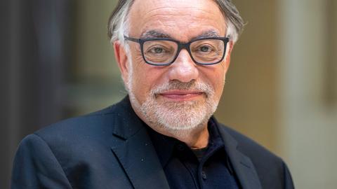 Natan Sznaider, Autor des für den Deutschen Sachbuchpreis nominierten Buchs "Fluchtpunkte der Erinnerung", blickt in die Kamera. Er hat graue glatte Haare, einen kurzen Bart und trägt eine Brille.