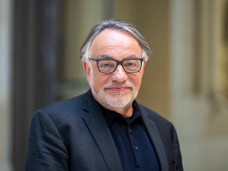 Natan Sznaider, Autor des für den Deutschen Sachbuchpreis nominierten Buchs "Fluchtpunkte der Erinnerung", blickt in die Kamera. Er hat graue glatte Haare, einen kurzen Bart und trägt eine Brille.