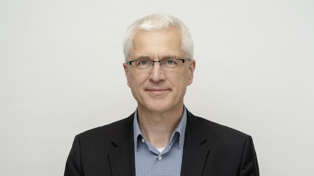 Prof. Dr. Axel A. Brakhage, Leiter der Abteilung Molekulare und Angewandte Mikrobiologie am Leibniz-Institut für Naturstoff-Forschung und Infektionsbiologie - "Hans-Knöll-Insititut" (HKI) und Professor für Mikrobiologie und Molekulare Biologie an der Friedrich-Schiller-Universität Jena Prof. Dr. Axel A. Brakhage, Leiter der Abteilung Molekulare und Angewandte Mikrobiologie am Leibniz-Institut für Naturstoff-Forschung und Infektionsbiologie - "Hans-Knöll-Insititut" (HKI) und Professor für Mikrobiologie und Molekulare Biologie an der Friedrich-Schiller-Universität Jena