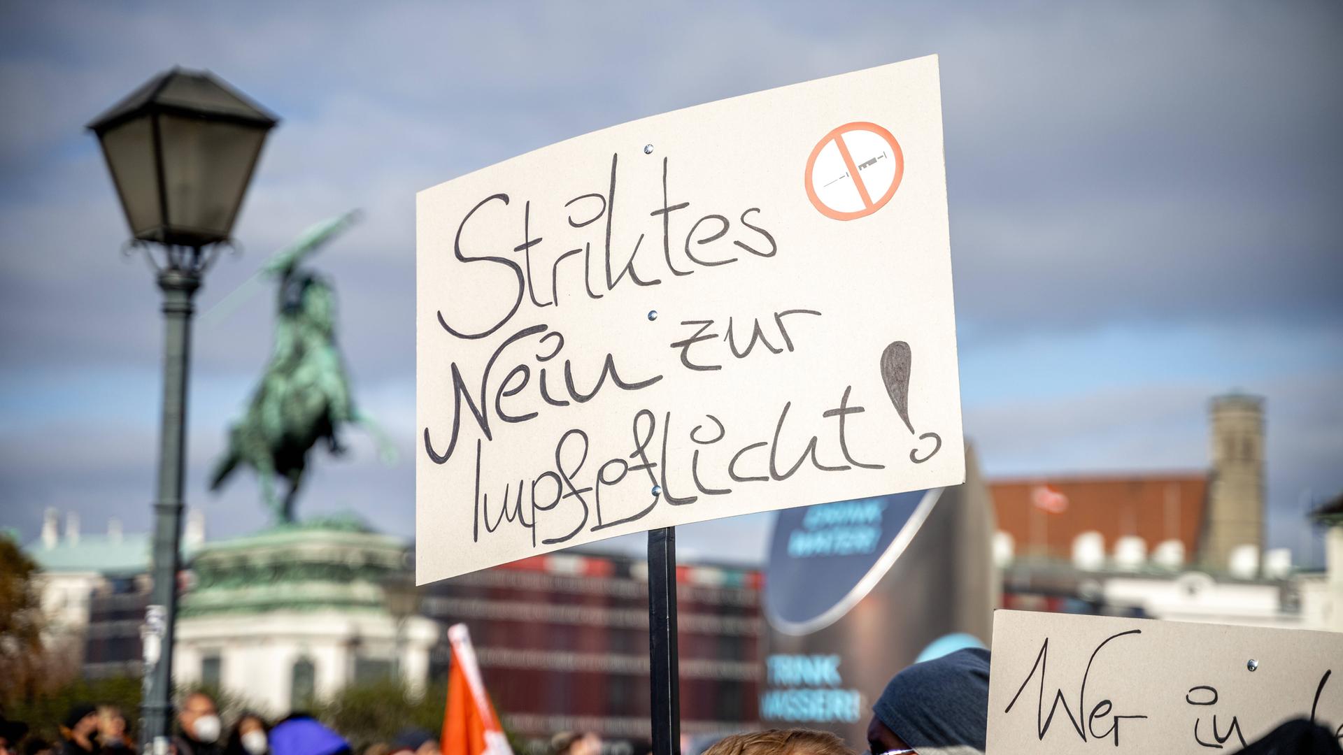 Demonstration gegen Coronamaßnahmen in Wien. Auf einem Plakat steht "Striktes Nein zur Impfpflicht". Demonstration gegen Coronamaßnahmen in Wien. Auf einem Plakat steht "Striktes Nein zur Impfpflicht".
