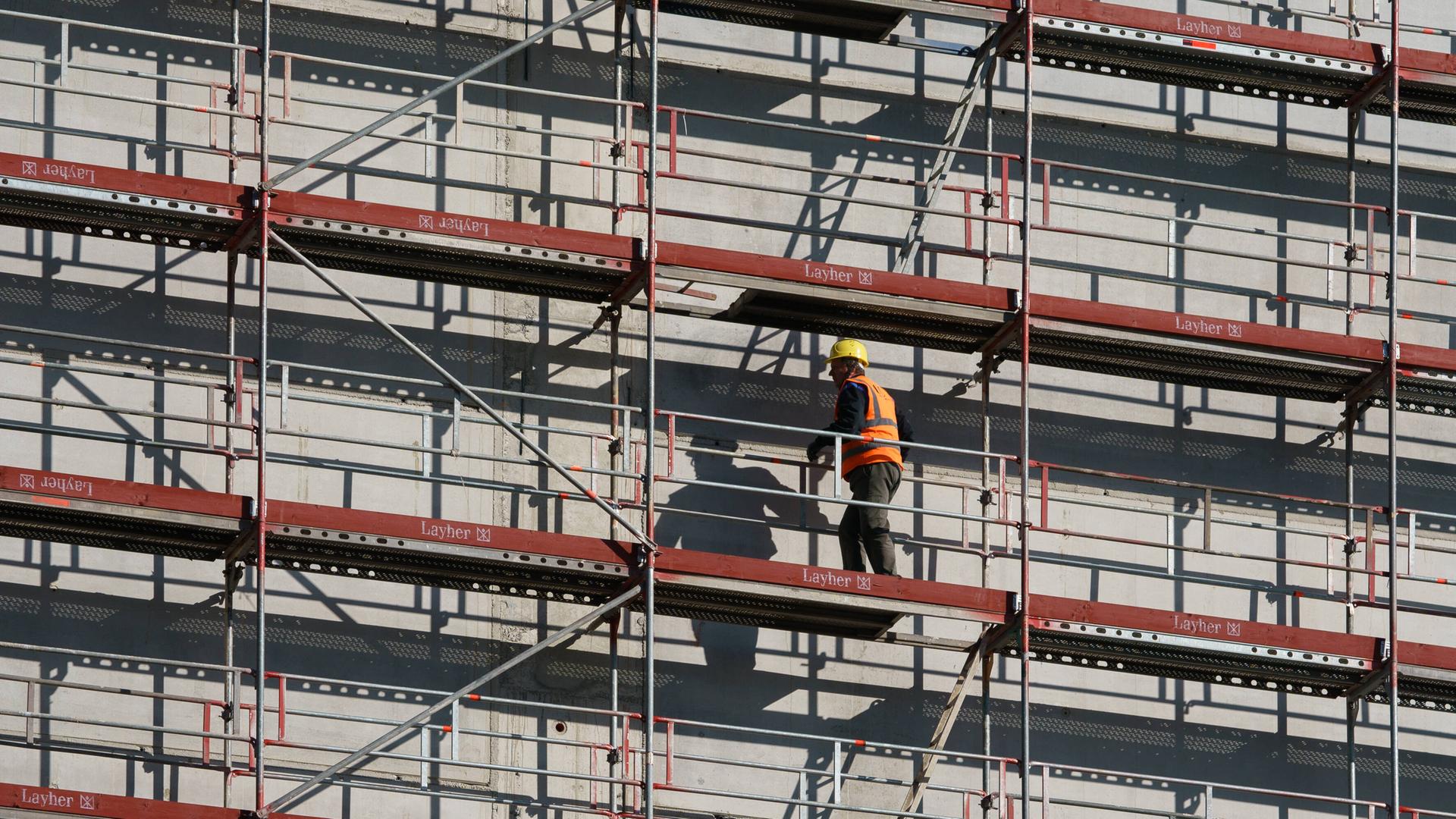 Betonbauerrichtung in Kiel mit Baugerüst und Arbeiter Betonbauerrichtung in Kiel mit Baugerüst und Arbeiter