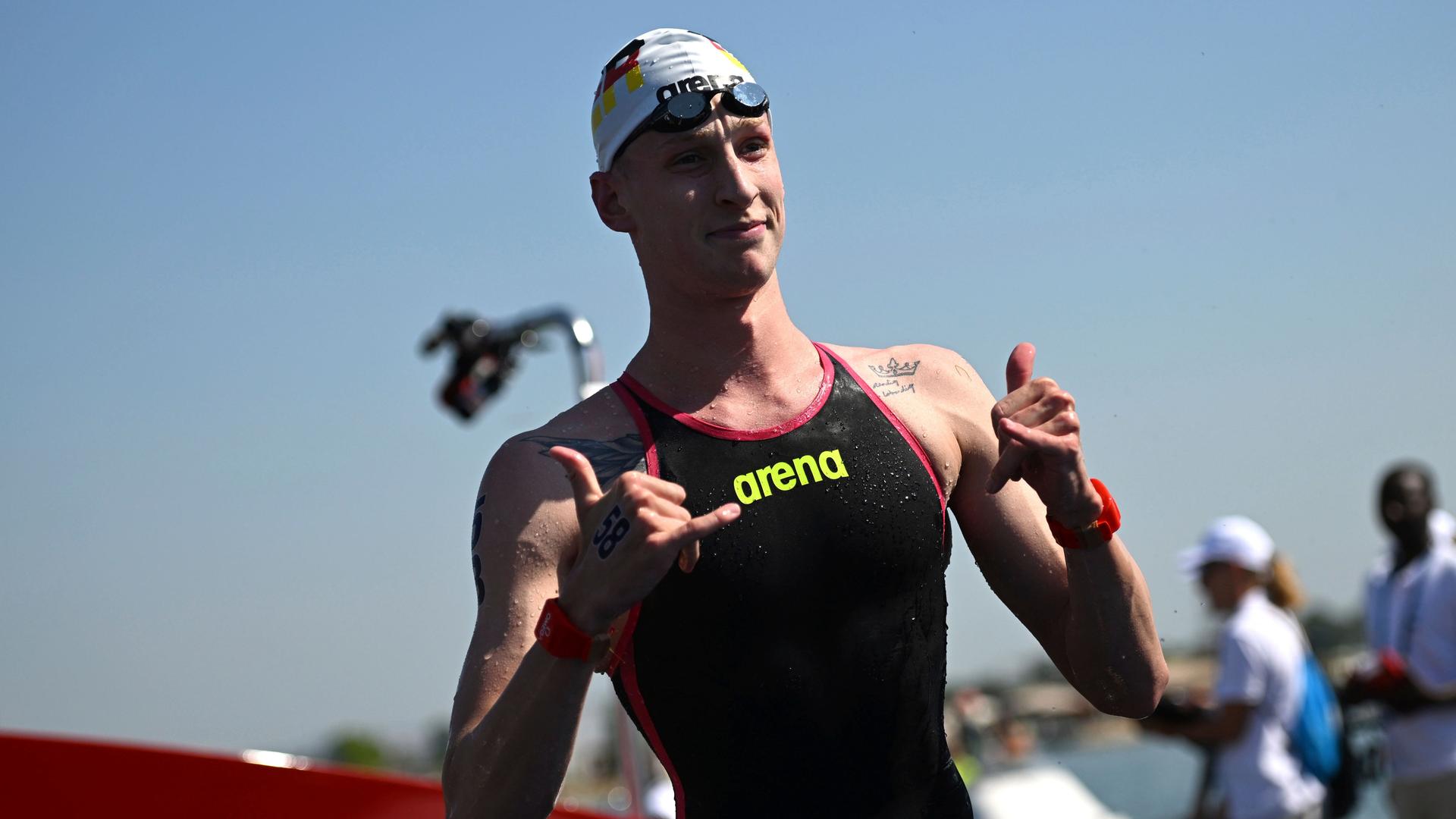 Florian Wellbrock nach seinem Sieg über 5 Kilometer im Frei-Wasser. Er streckt die Daumen in die Höhe. Florian Wellbrock nach seinem Sieg über 5 Kilometer im Frei-Wasser. Er streckt die Daumen in die Höhe.